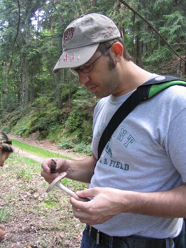 037.jpg - me cleaning a mushroom